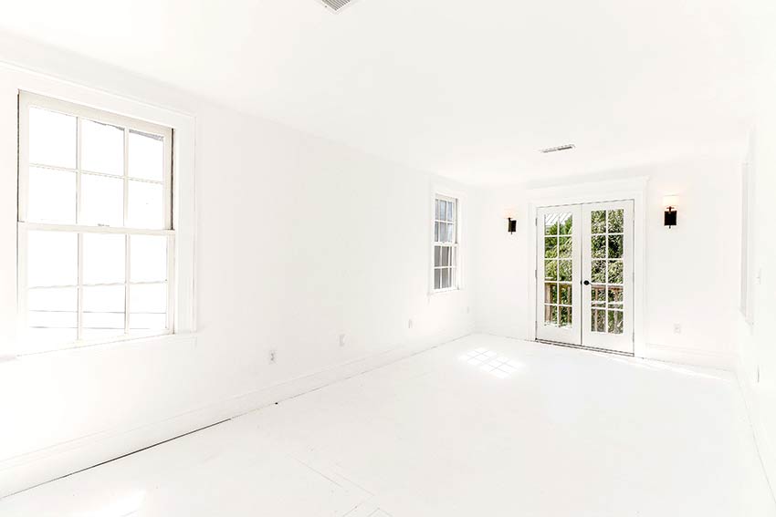 White room with white ceilings, walls and floor