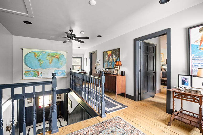 Second floor landing, hallway to bedrooms