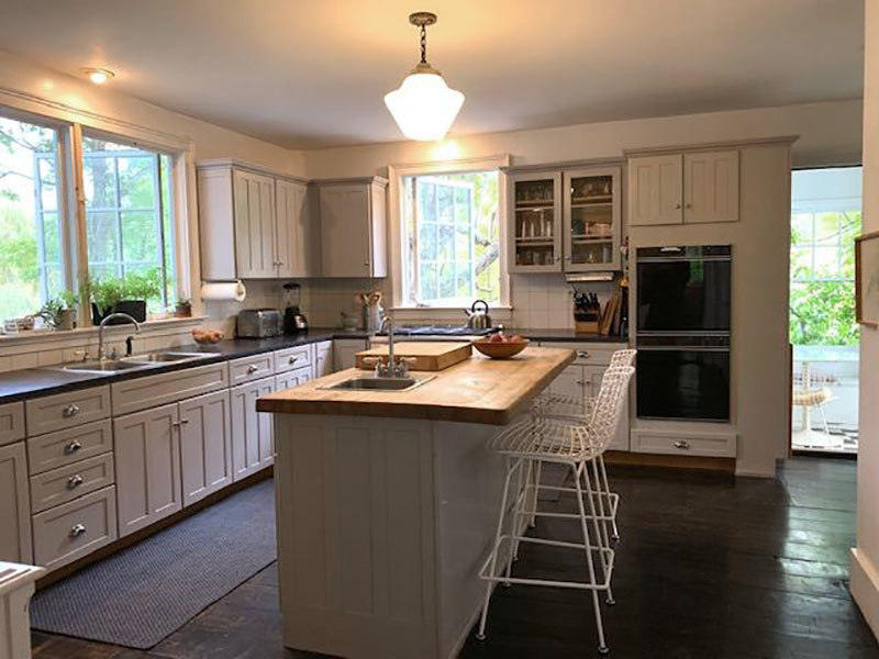 Gourmet eat-in kitchen with center island seating